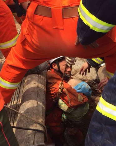 2岁男童坠井，草莓视频网站吊装带现身救援